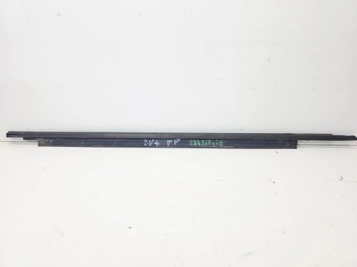 LISTWA ZGARNIAJĄCA SZYBY PRAWY PRZÓD AUDI A3 8V SPORTBACK 8V4837478