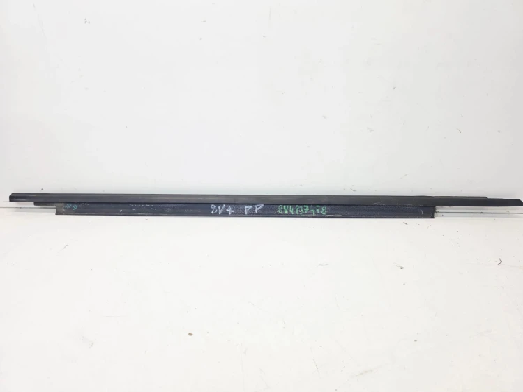 LISTWA ZGARNIAJĄCA SZYBY PRAWY PRZÓD AUDI A3 8V SPORTBACK 8V4837478
