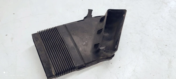 DOLOT WLOT POWIETRZA AUDI A4 B7 8E0129617D