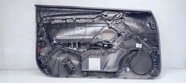 BOCZEK DRZWI P P AUDI A3 8V 8V3867106 MATERIAŁ *2*