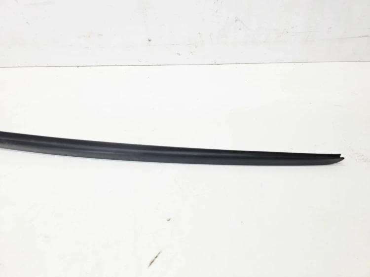 LISTWA ZGARNIAJĄCA SZYBY CZOŁOWEJ LEWA AUDI A5 8W SPORTBACK 8W6854327B