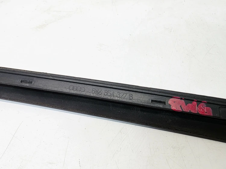 LISTWA ZGARNIAJĄCA SZYBY CZOŁOWEJ LEWA AUDI A5 8W SPORTBACK 8W6854327B