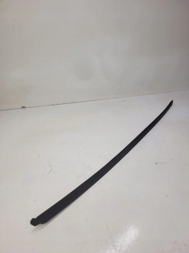 LISTWA ZGARNIAJĄCA SZYBY LEWA AUDI A4 B7 8E0854327E