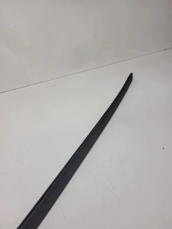 LISTWA ZGARNIAJĄCA SZYBY LEWA AUDI A4 B7 8E0854327E