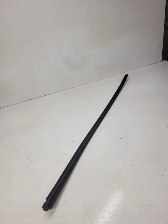 LISTWA ZGARNIAJĄCA SZYBY LEWA AUDI A4 B7 8E0854327E