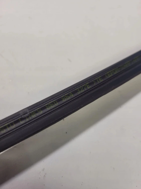 LISTWA ZGARNIAJĄCA SZYBY LEWA AUDI A4 B7 8E0854327E