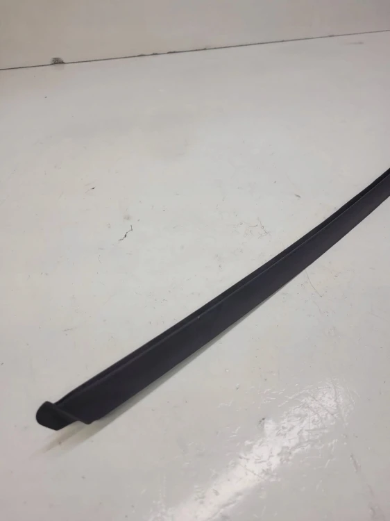 LISTWA ZGARNIAJĄCA SZYBY LEWA AUDI A4 B7 8E0854327E