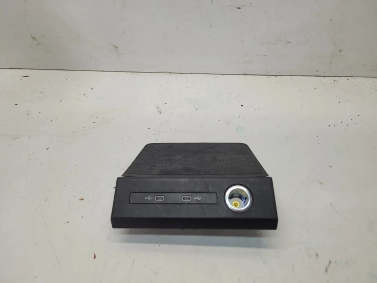 GNIAZDO PORT USB TYP C AUDI Q4 E-TRON Q3 89A035736 89A864131