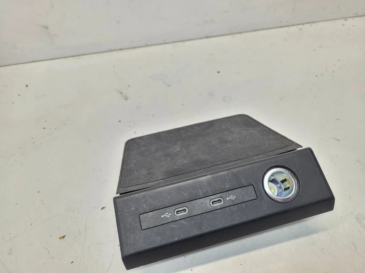 GNIAZDO PORT USB TYP C AUDI Q4 E-TRON Q3 89A035736 89A864131