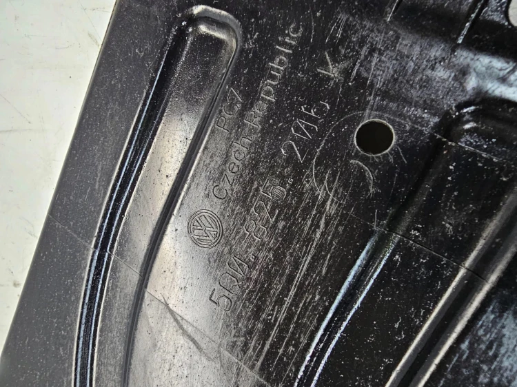 OSŁONA PŁYTA PODWOZIA LEWA AUDI A3 8V 5Q0825206K
