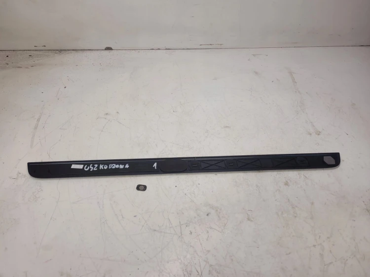 LISTWA PROGOWA PODŚWIETLANA AUDI A3 8V 8V0071300