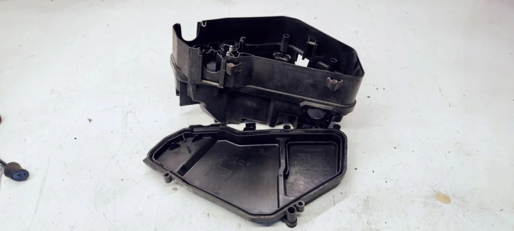 OBUDOWA SKRZYNKA BEZPIECZNIKÓW AUDI Q7 4L0937576A