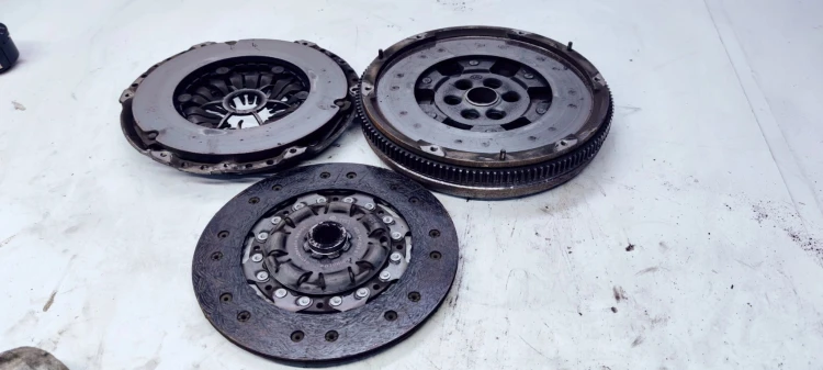 SPRZĘGŁO KOŁO DWUMAS AUDI VW 2.0 TDI 03L105266J