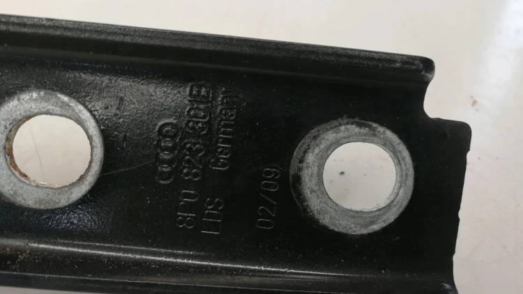 ZAWIAS MASKI LEWY AUDI A3 8P LIFT 8P0823301B