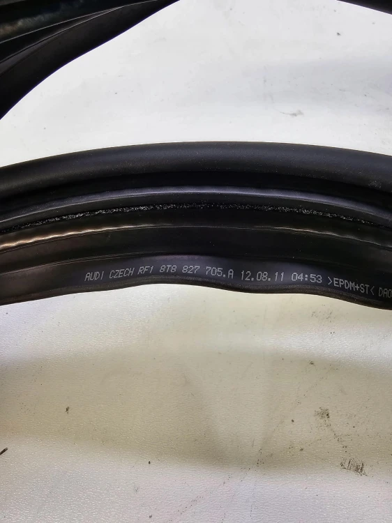 USZCZELKA KLAPY BAGAŻNIKA AUDI A5 8T8 8T8827705A