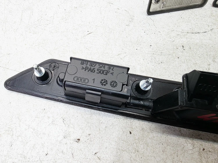 BLENDA PODŚWIETLENIE TABLICY REJ. AUDI A3 8P A4 B7 A6 C6 8P4827574 4/26