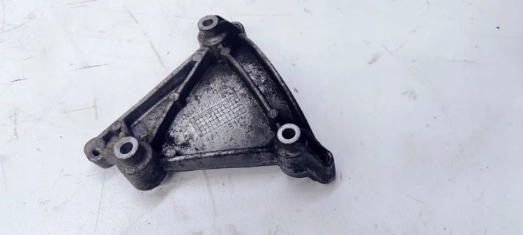 MOCOWANIE ŁAPA SPRĘŻARKI AUDI A6 C6 2.4 06E260835C