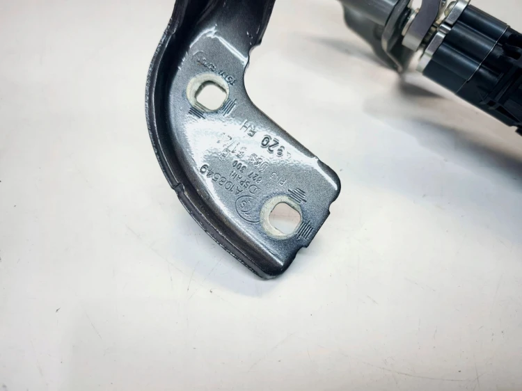 ZAWIAS SILNIKCZEK KLAPY TYŁ PRAWY AUDI A4 B9 AVANT 8W9827300B 8W9827852D