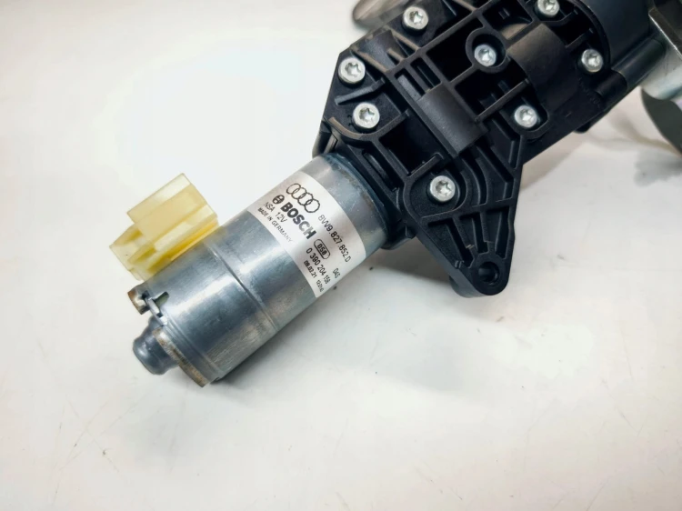 ZAWIAS SILNIKCZEK KLAPY TYŁ PRAWY AUDI A4 B9 AVANT 8W9827300B 8W9827852D
