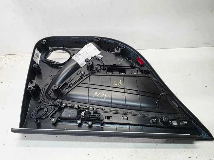BOCZEK DRZWI PRAWY TYŁ AUDI A4 B8 8K0867306 1/26 SKÓRA