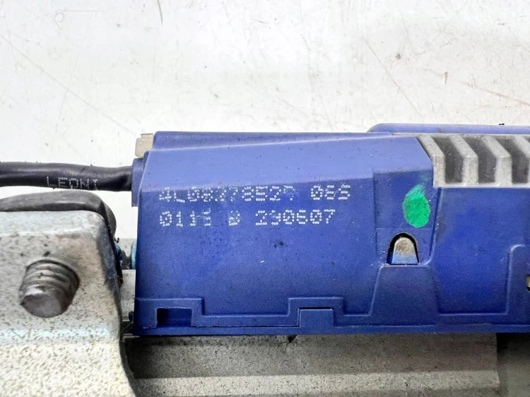 SIŁOWNIK ELEKTRYCZNY KLAPY PRAWY TYŁ AUDI Q7 4L 4L0827852D 4L0910946