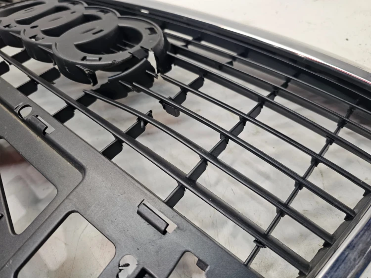 WZMOCNIENIE WSPORNIK ATRAPY GRILLA AUDI A6 C6 4F0853651