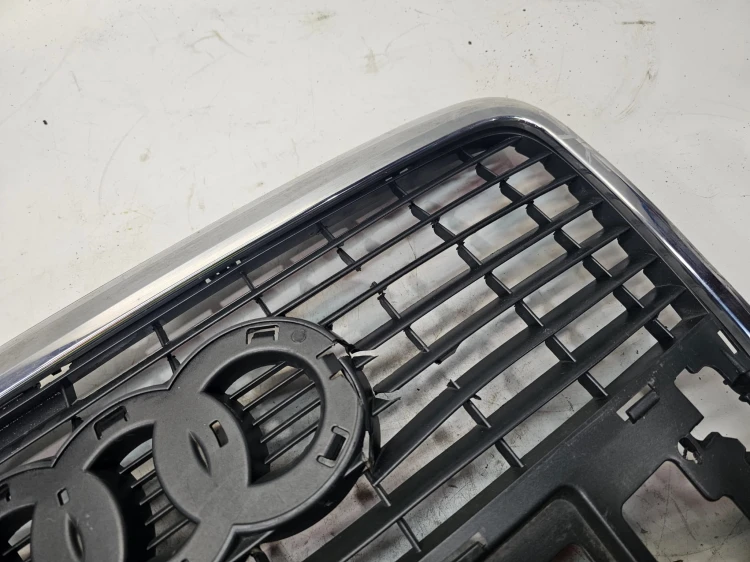 WZMOCNIENIE WSPORNIK ATRAPY GRILLA AUDI A6 C6 4F0853651