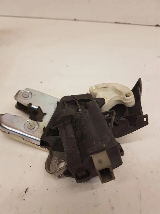 ZAMEK KLAPY TYŁ AUDI A4 A5 A6 A8 4F5827505D