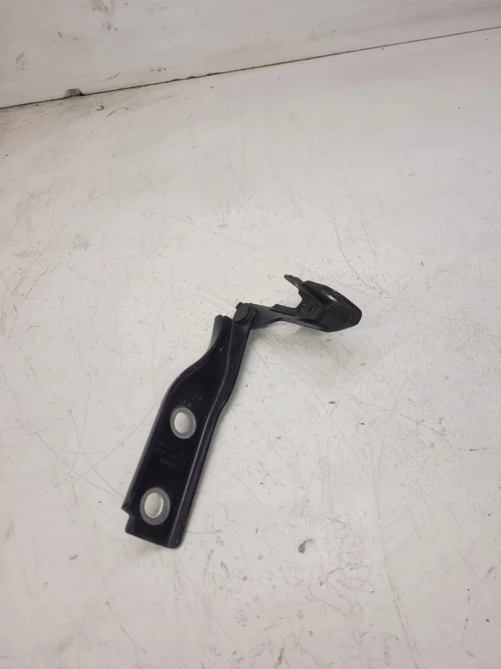 ZAWIAS MASKI PRAWY AUDI A3 8P LIFT 8P0823302B
