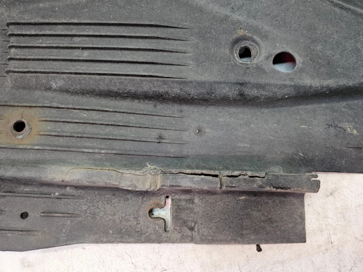 OSŁONA PODWOZIA AUDI A5 8T CABRIO LEWY TYŁ 8F0825215B