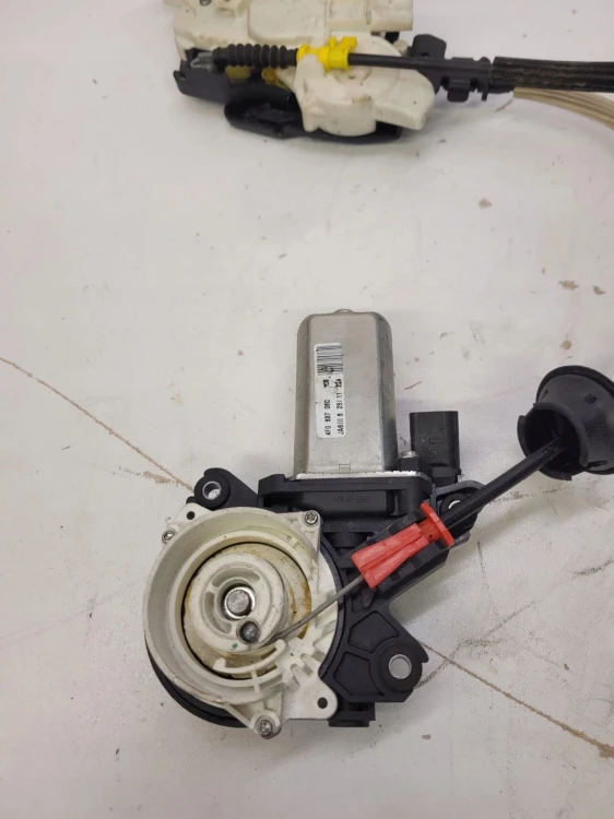 ZAMEK DRZWI PRAWY PRZÓD AUDI A8 D4 4H1837016E