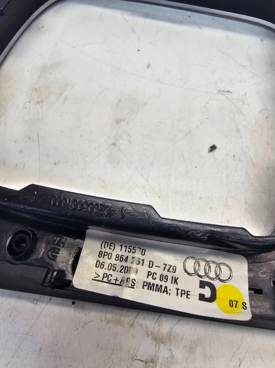 RAMKA MIESZKA BIEGÓW AUDI A3 8P 8P0864261D 7Z9