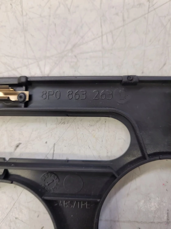 RAMKA PANELU KONSOLI AUDI A3 8P 8P0863263D
