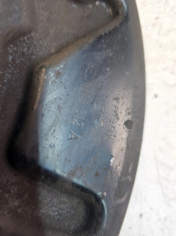 OSŁONA TARCZY PRAWY PRZÓD AUDI A4 B6 B7 8E0615312A