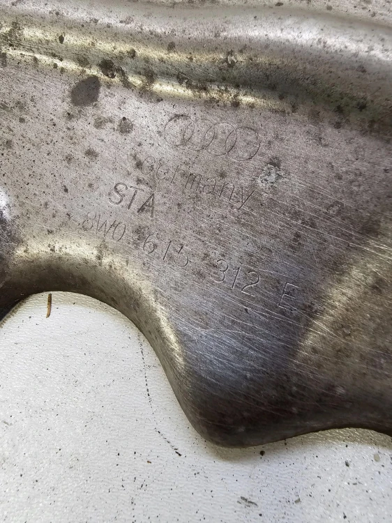 OSŁONA TARCZY PRAWY PRZÓD AUDI A4 B9 A5 8W0615312E
