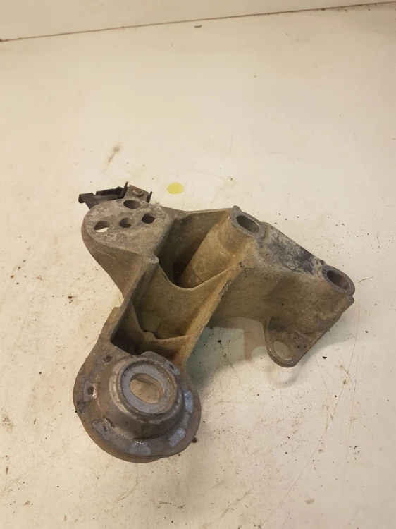 ŁAPA PODUSZKI SILNIKA PRAWA AUDI A4 B7 8E0199352F