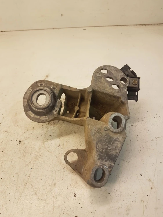 ŁAPA PODUSZKI SILNIKA PRAWA AUDI A4 B7 8E0199352F