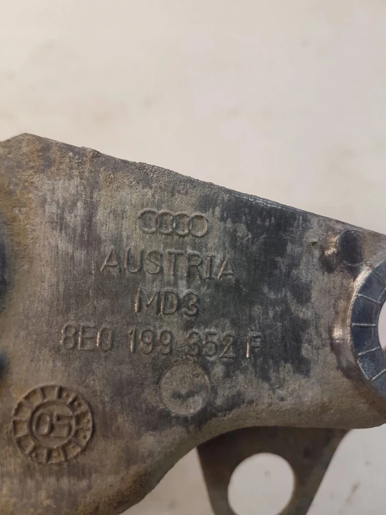 ŁAPA PODUSZKI SILNIKA PRAWA AUDI A4 B7 8E0199352F