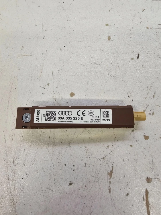 WZMACNIACZ ANTENOWY AUDI Q3 F3 83A035225B