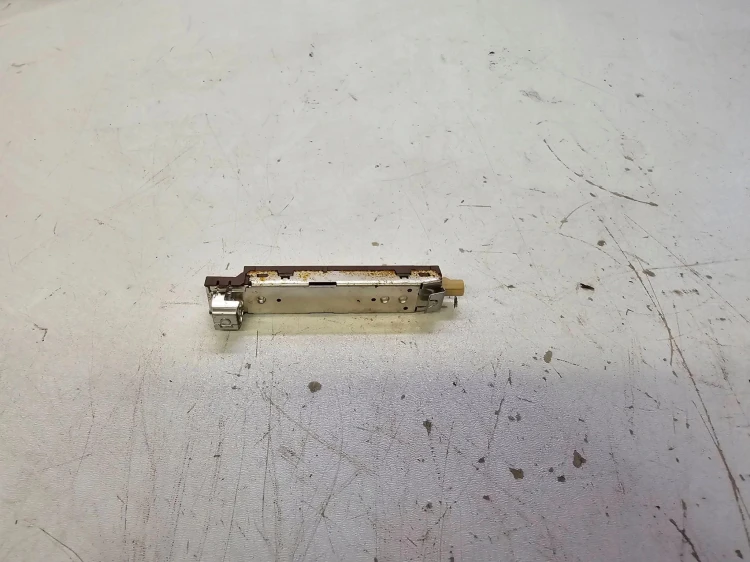 WZMACNIACZ ANTENOWY AUDI Q3 F3 83A035225B