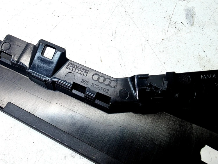 NAKŁADKA OSŁONA SŁUPKA DRZWI LEWY TYŁ AUDI Q4 E-TRON 89E839903A