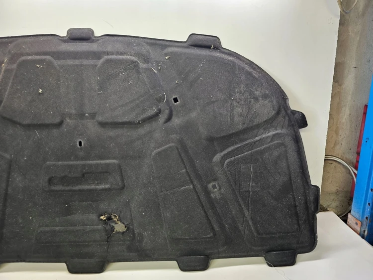 WYGŁUSZENIE MASKI AUDI A5 8T 8T0863825