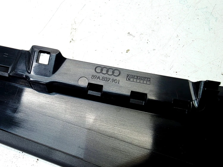 NAKŁADKA OSŁONA SŁUPKA DRZWI LEWY PRZÓD AUDI Q4 E-TRON 89A837901A