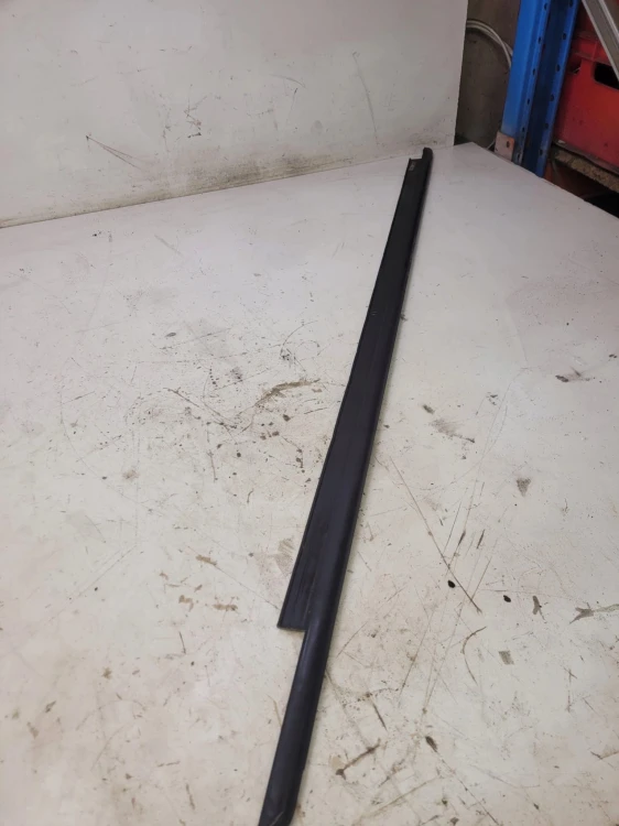 LISTWA ZGARNIAJĄCA PRAWY PRZÓD AUDI A1 8X3837478