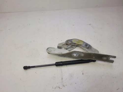 ZAWIAS MASKI PRAWY AUDI A1 8X 8X0823302