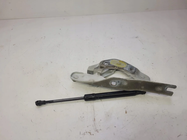 ZAWIAS MASKI PRAWY AUDI A1 8X 8X0823302