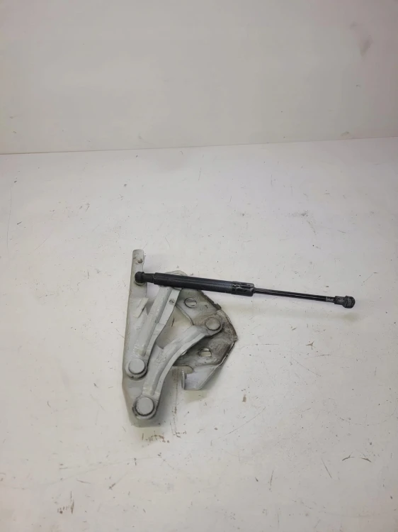ZAWIAS MASKI PRAWY AUDI A1 8X 8X0823302