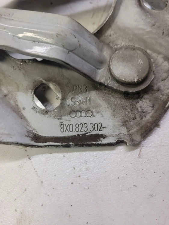 ZAWIAS MASKI PRAWY AUDI A1 8X 8X0823302