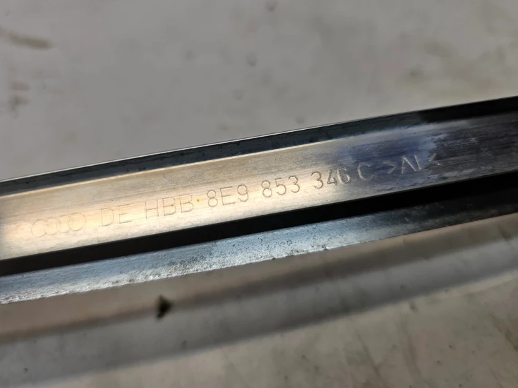 LISTWA KAROSERYJNA CHROM SZYBY PRAWY TYŁ AUDI A4 B7 AVANT 8E9853346C