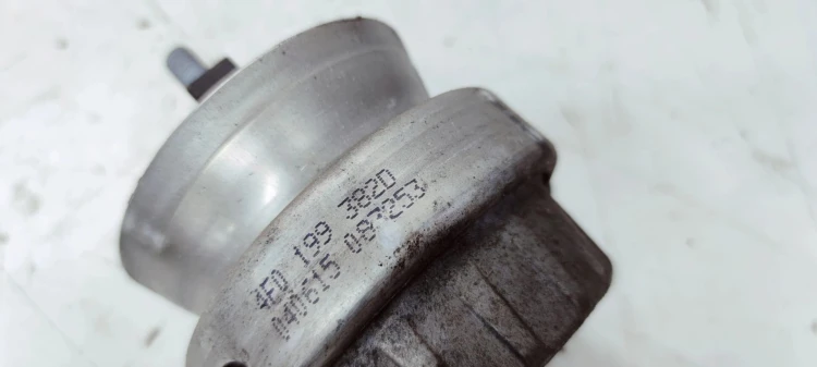 PODUSZKA ŁAPA SILNIKA PRAWA AUDI A6 C6 4F0199382D